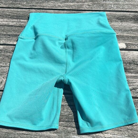 ALO YOGA 6” biker Favorite Short Lettuce XS EUC - Picture 4 of 4